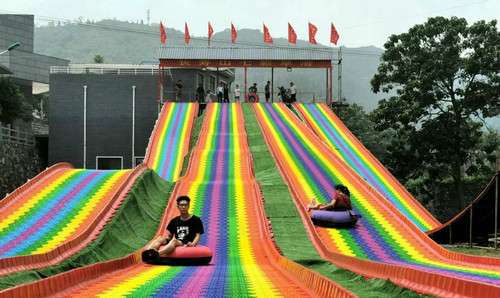 甘州七彩旱滑儿童彩虹滑梯游乐设备景区旱地滑雪圈网红旱雪滑道